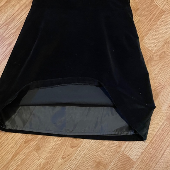 Black Velvet Sleeveless Dress - Picture 3 of 3